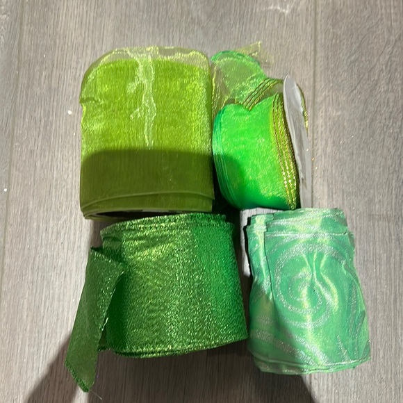 Accessories - Bundle of 4 super cute ribbons.  Lightly used